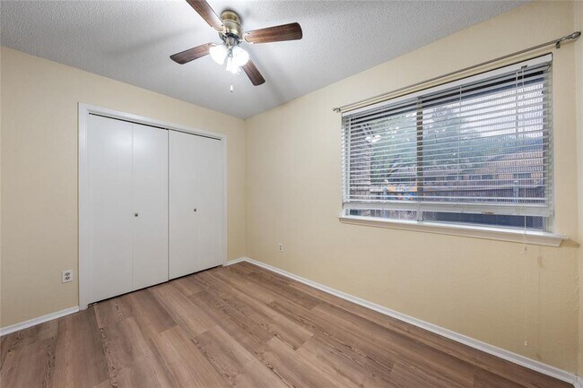 Building Photo - 1015 E Yager Ln