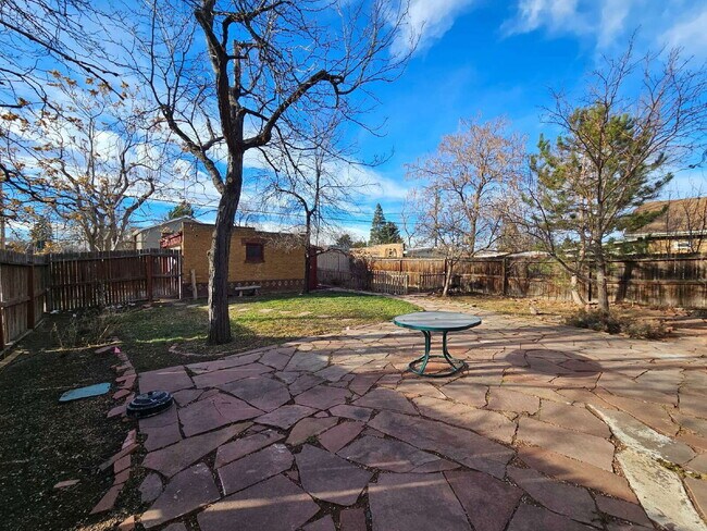 Building Photo - 1401 Roslyn St