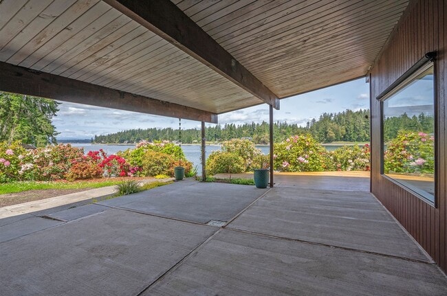 Building Photo - 3-Bed Waterfront Home in Vaughn