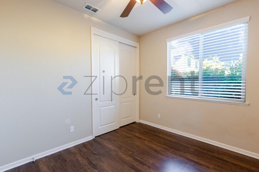 Building Photo - 3334 San Vicente Rd