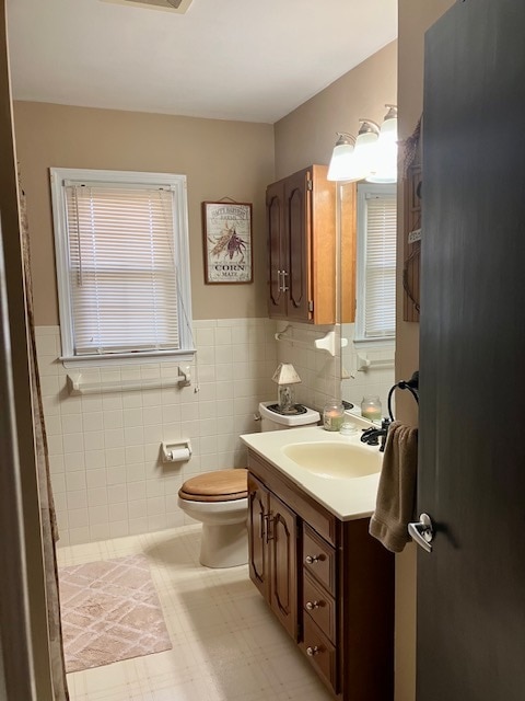 full bath - 1406 Spruce Ave