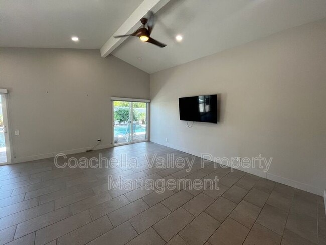 Building Photo - 835 Nueva Vista Dr S