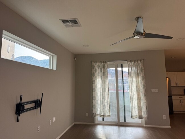 Building Photo - Villa Loma Town Home