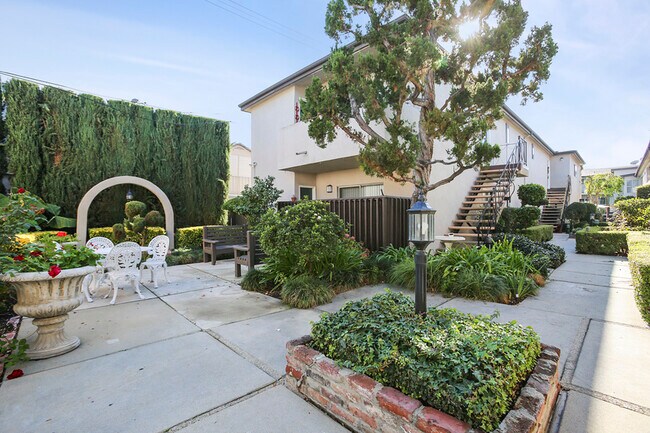 Building Photo - 400 E Live Oak St