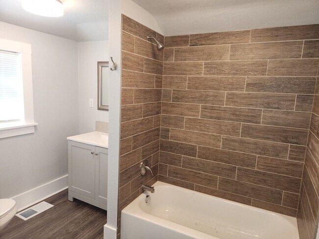 Building Photo - Wood Ave. Downtown Charmer! All Remodeled.