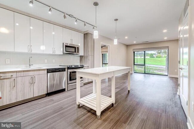 Building Photo - 145 Riverhaven Dr