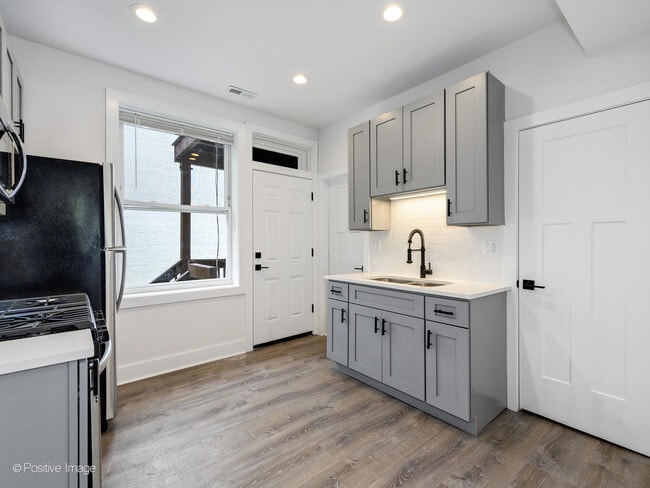 Building Photo - 5325 N Damen Ave