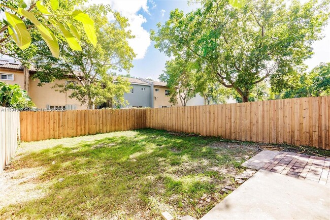 Building Photo - 765 SW 6th Ct