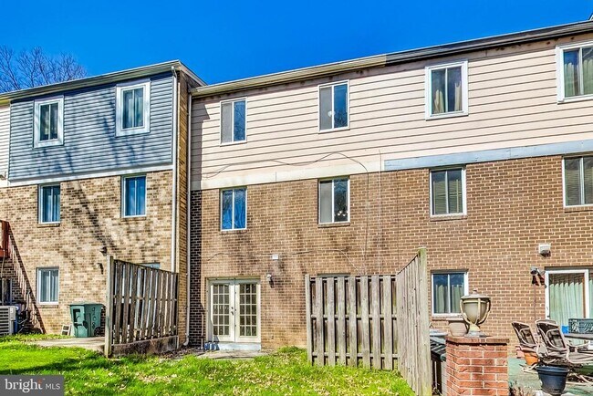 Building Photo - 906 West Side Dr