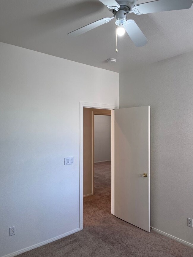 Building Photo - Single Story - 2 bedroom (Gated)