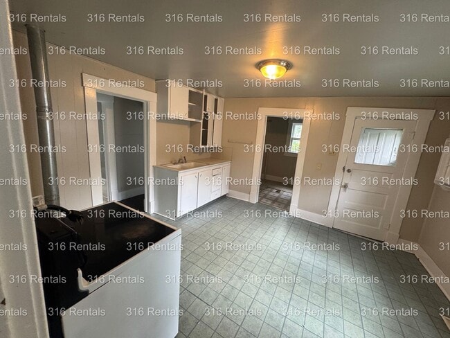 Building Photo - $1045 - 4 bed 1 bath - Single Family Home