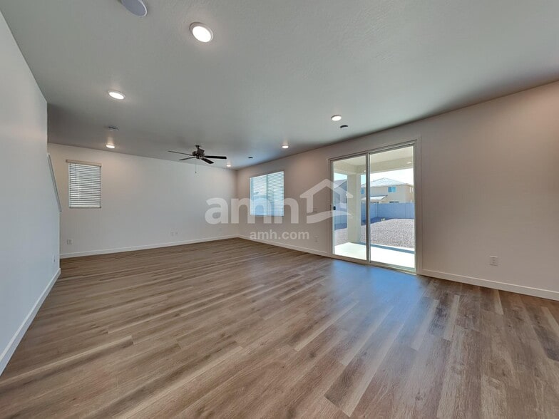 Building Photo - 9822 W Parkway Dr