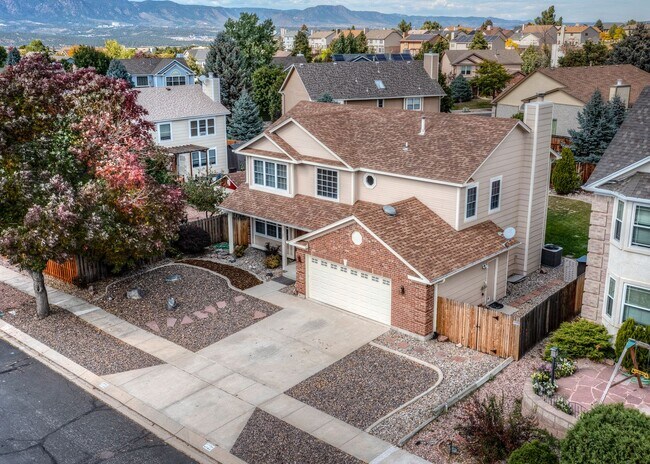 Building Photo - Stunning 5 Bedroom, 3.5 Bath Remodeled Hom...