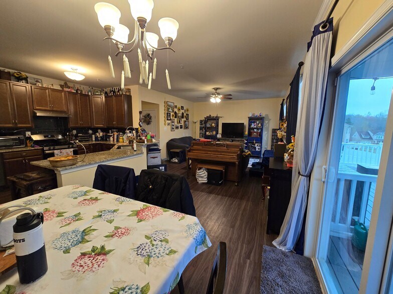 Building Photo - 45652 Tenny Hill St