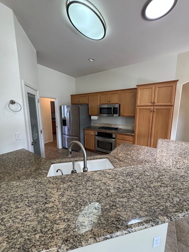 Building Photo - 4 Bed 2 Bath Charming and Well-Cared-For H...