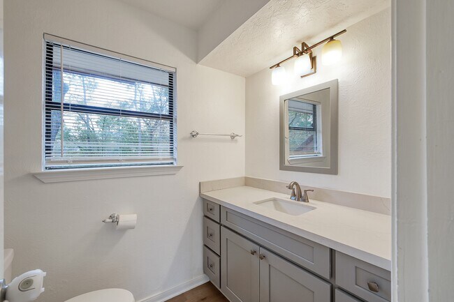 Building Photo - 2 Alladdin Ln