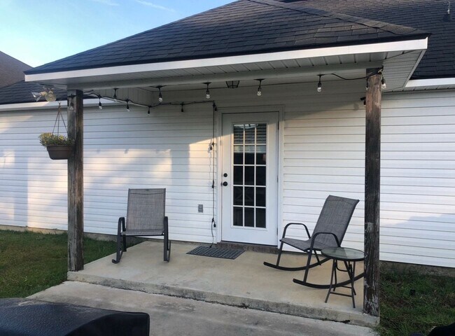 Building Photo - Charming Southern Living: Your Dream Home Awaits in Valdosta, Georgia!