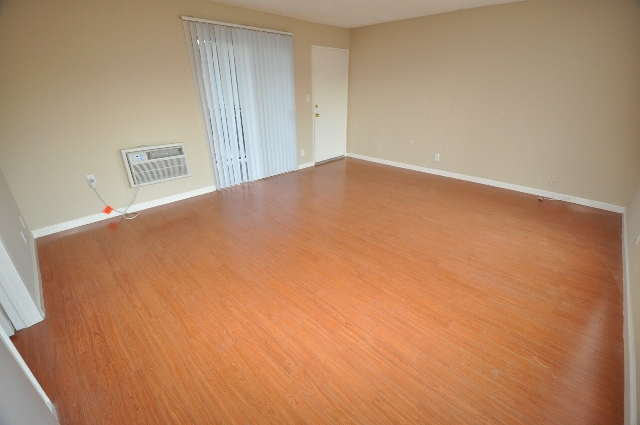 Building Photo - 15049 Burbank Blvd