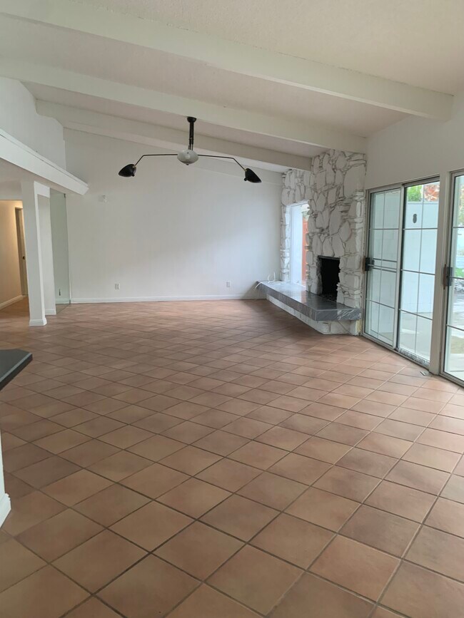 Front room - 835 N Rose Ave