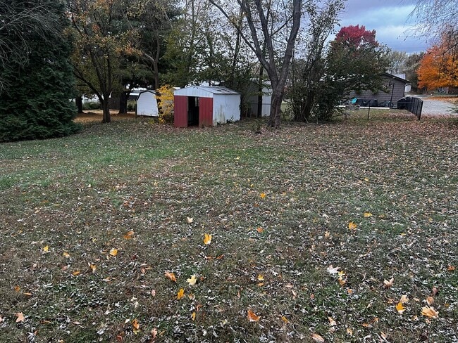 Building Photo - 824 Strawberry Ln