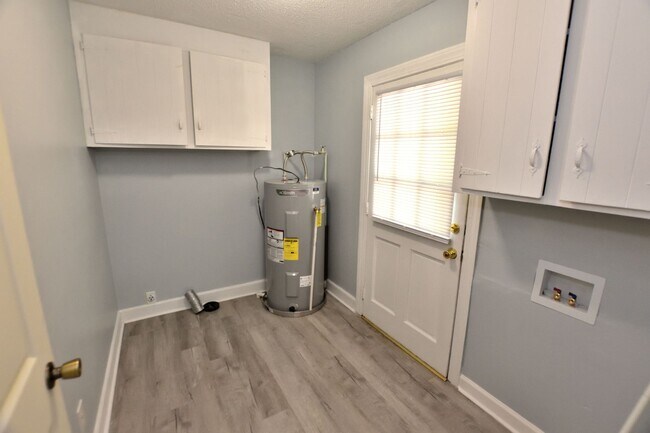 Building Photo - 1640 Bridgedale Dr