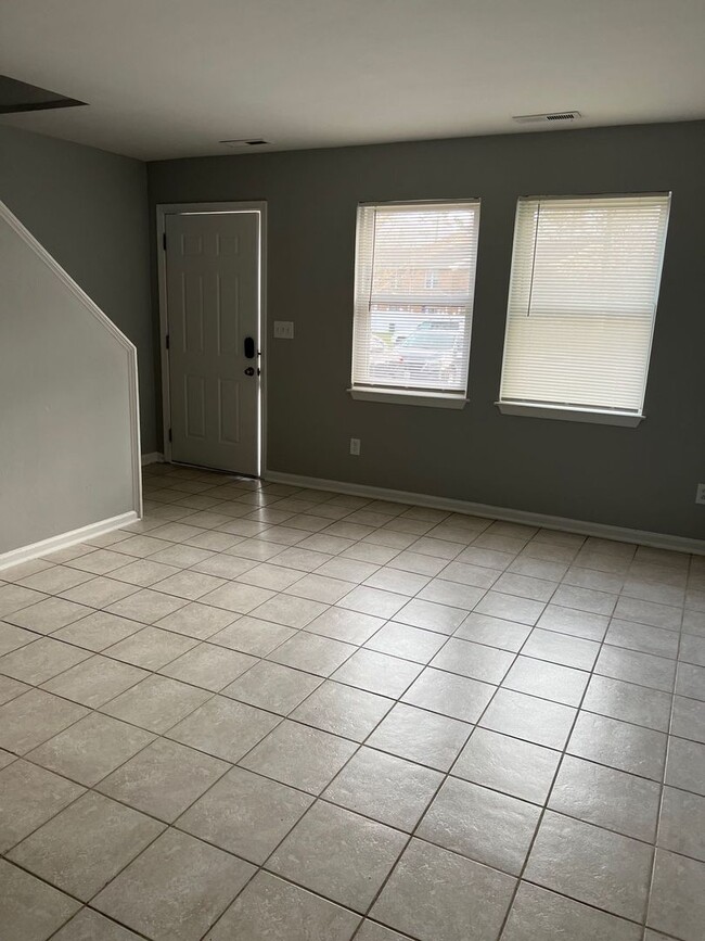 Building Photo - 2 STORY TOWNHOME NEAR THE OCEAN FRONT
