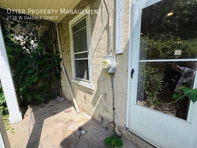 Building Photo - 2738 W Oakdale St