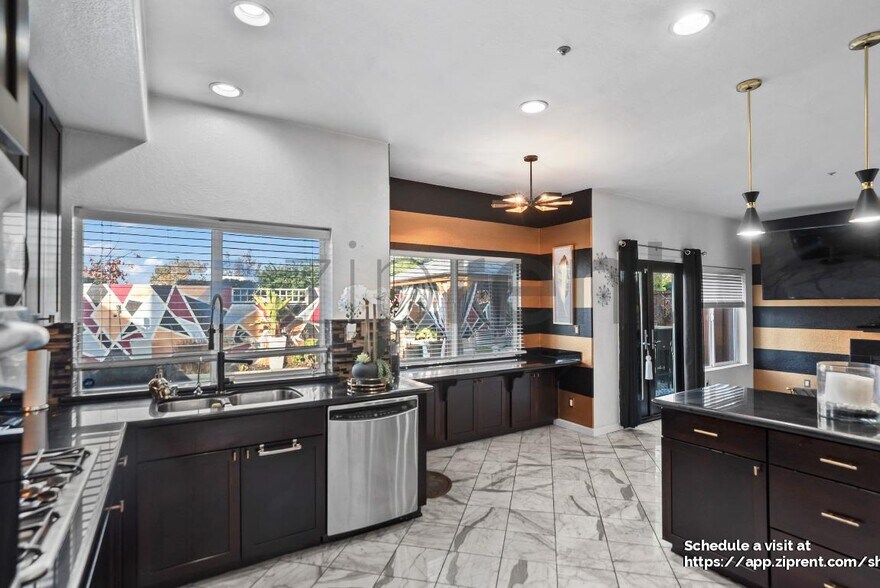 Building Photo - 2927 Sorrento Way