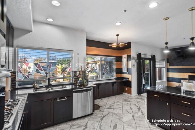 Building Photo - 2927 Sorrento Way