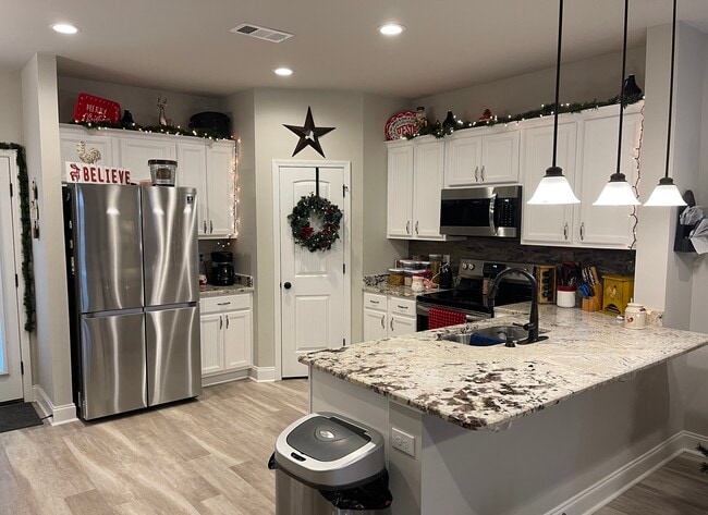 Kitchen - 1000 Dalton Cir