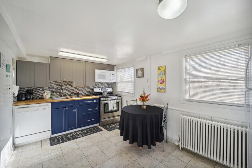 Building Photo - 2117 S Nelson St