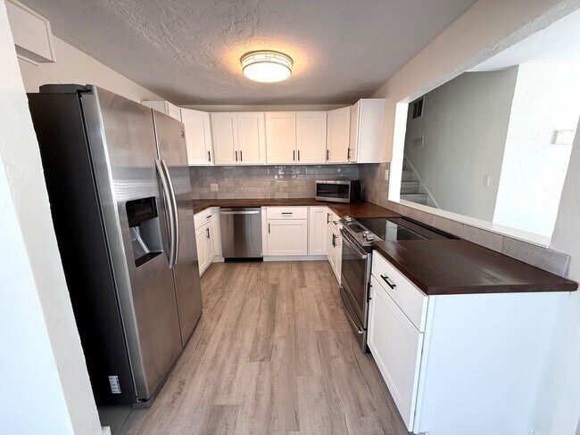 Building Photo - 3181 Hatton St