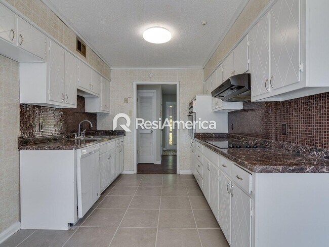 Building Photo - 3BR/2B Renovated Lake House Available For ...