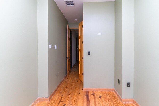 Building Photo - 208 Starr St