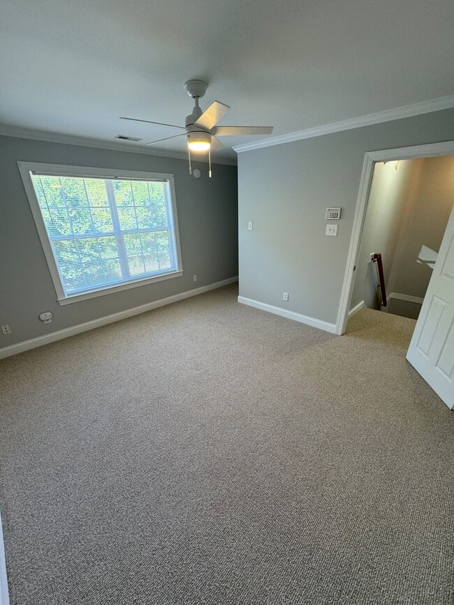 Building Photo - Discover Your Dream Home