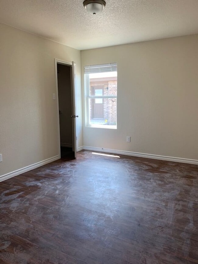 Building Photo - 1319 Calle de Bronce