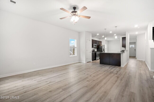 Building Photo - 98 Great Bend Dr