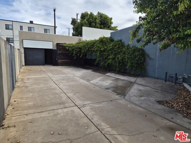 Building Photo - 10835 Magnolia Blvd