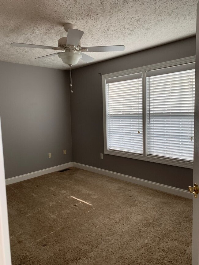Building Photo - 330 Pin Oak Dr NW