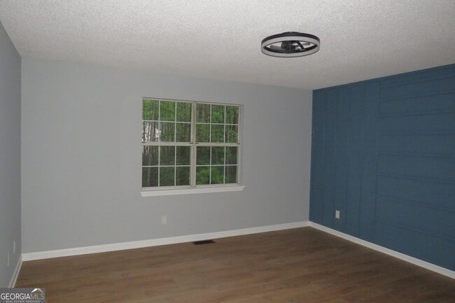 Building Photo - 2060 Bedford Ct