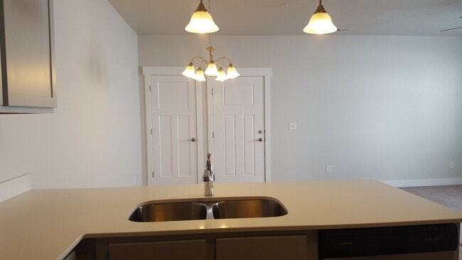 Building Photo - Beautiful 3 Bd, 2 Ba Condo with Garage Parking
