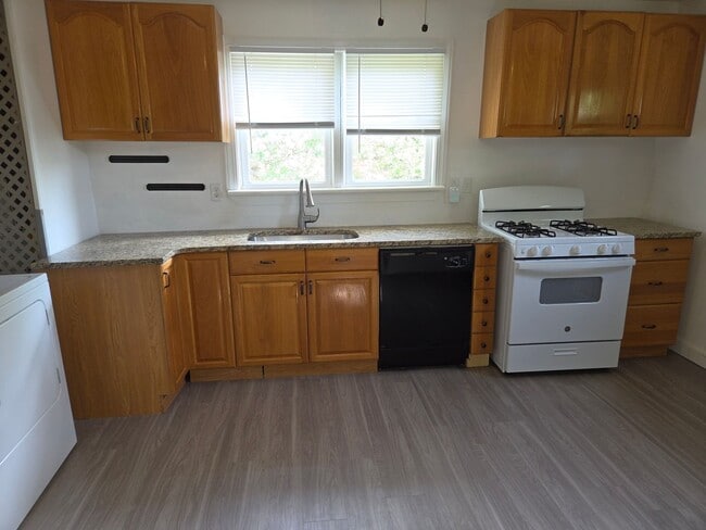 Building Photo - 2 bd, 1 ba house, just north of Columbia off of Route B, many updates, 1 acre lot