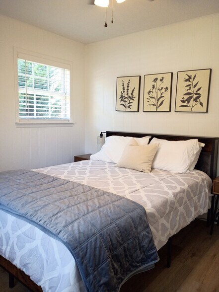 Building Photo - 906 E Magnolia Ave