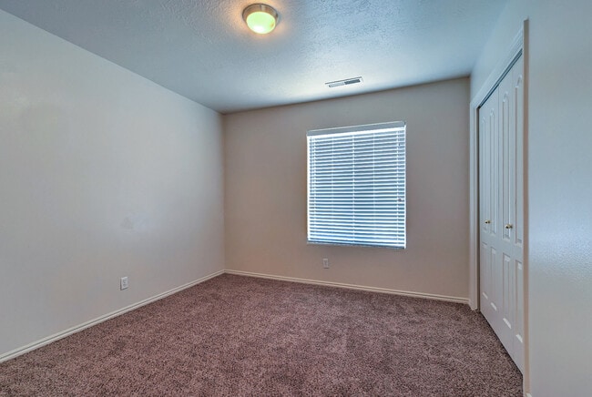 Building Photo - 3 Bedroom 2 bathroom home located near the...
