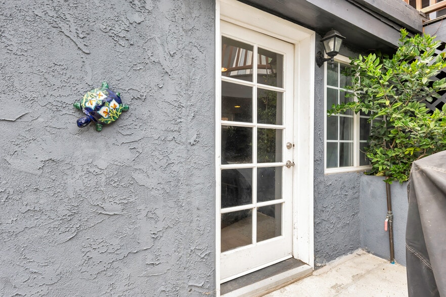 Building Photo - 19419 Oxnard St