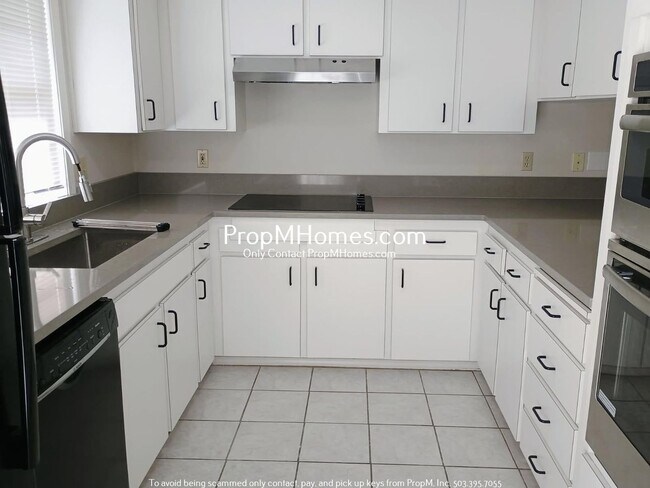 Building Photo - Lake Oswego Two Bedroom Home - New Updated Kitchen Coming Soon!