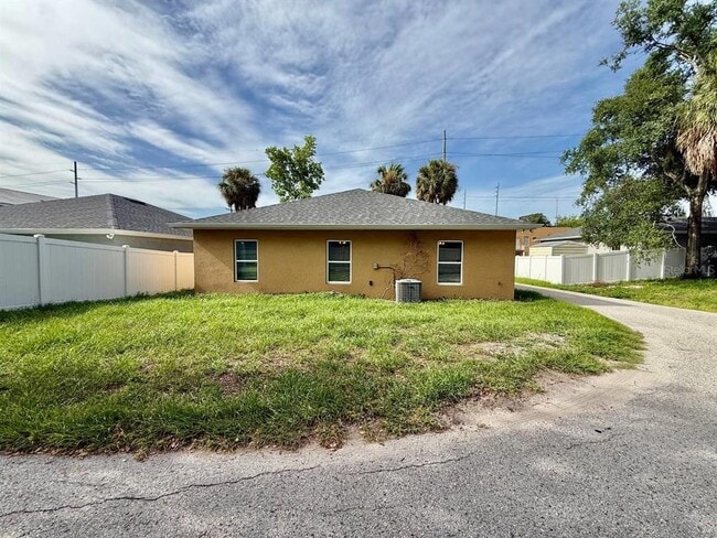 Building Photo - 2904 E Columbus Dr