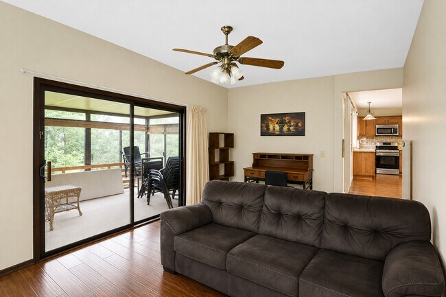 Building Photo - 982 Valleyview Dr