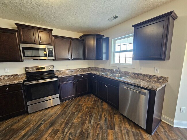 Building Photo - Spacious 3 Bedroom 2 Bathroom Home on Half...