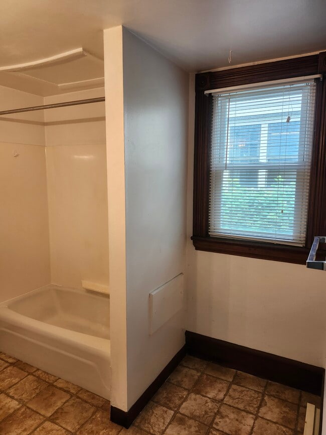 Full Bath - 130 Loomis St